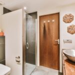 Drzwi wewnętrzne drewniane łazienkowe – jak dobrze wybrać?